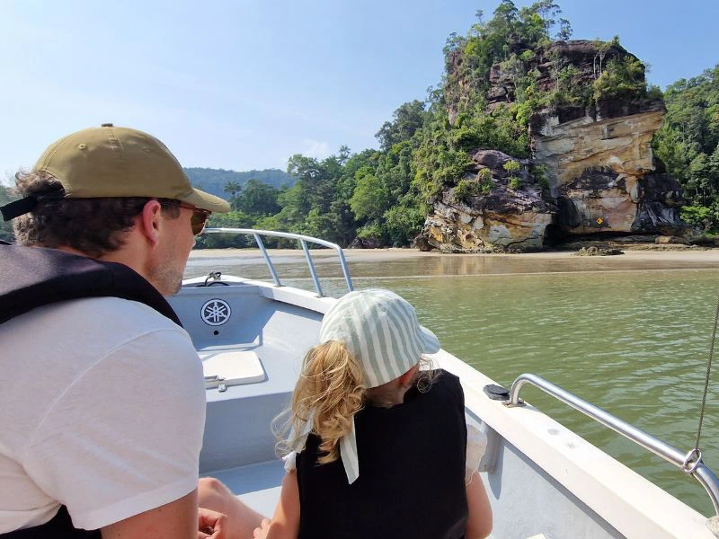 Vater mit Tochter im Boot in den Bako Nationalpark