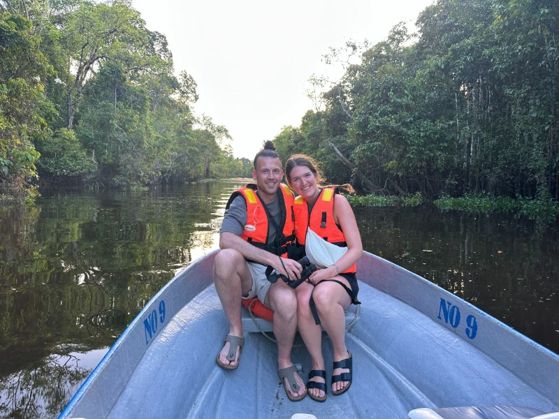 Touristen auf einem Boot auf dem Kinabatangan River, Borneo