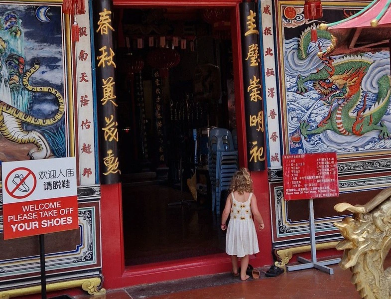 Junges Kind betritt einen Tempel in Kuching