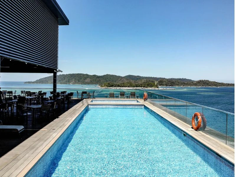 Pool im komfortablen Hotel in Kota Kinabalu