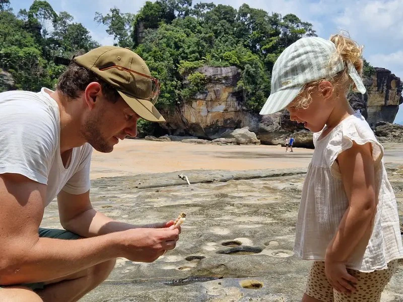 Vater mit Tochter beim Muscheln suchen im Bako Nationalpark