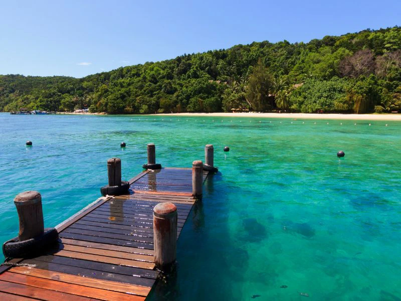 Steg im blauen Meer vor Manukan Island