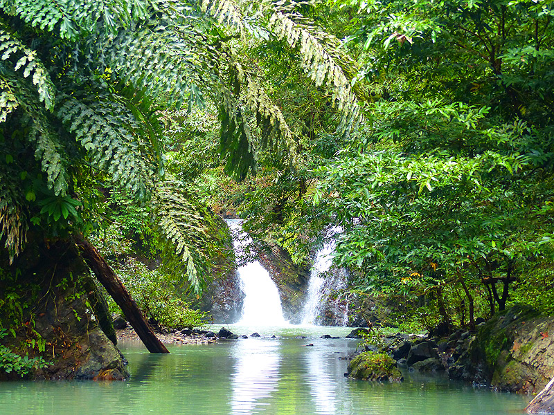 Wasserfall im Tabin Nationalpark, Borneo
