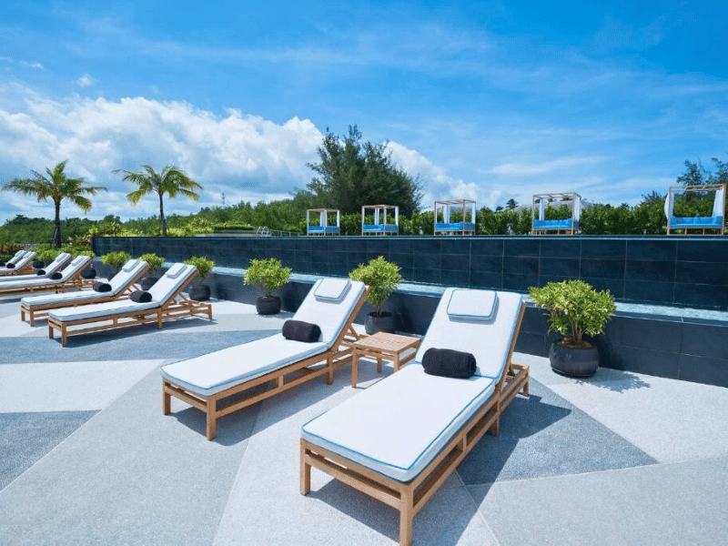 Poolbereich im Hotel am Damai Beach, Borneo