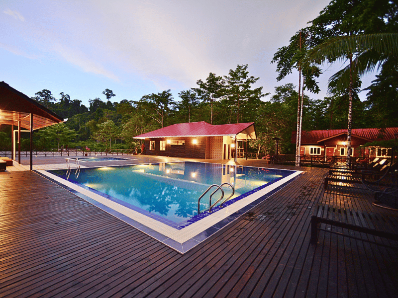 Pool der Lodge in Sepilok, Borneo
