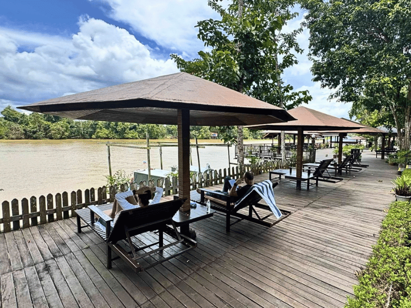 Terrasse direkt am Fluss in Sepilok