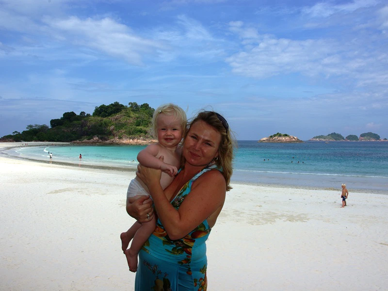 mutter-mit-kind-am-strand-redang