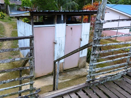 Badehäuschen beim Iban Langhaus auf Borneo