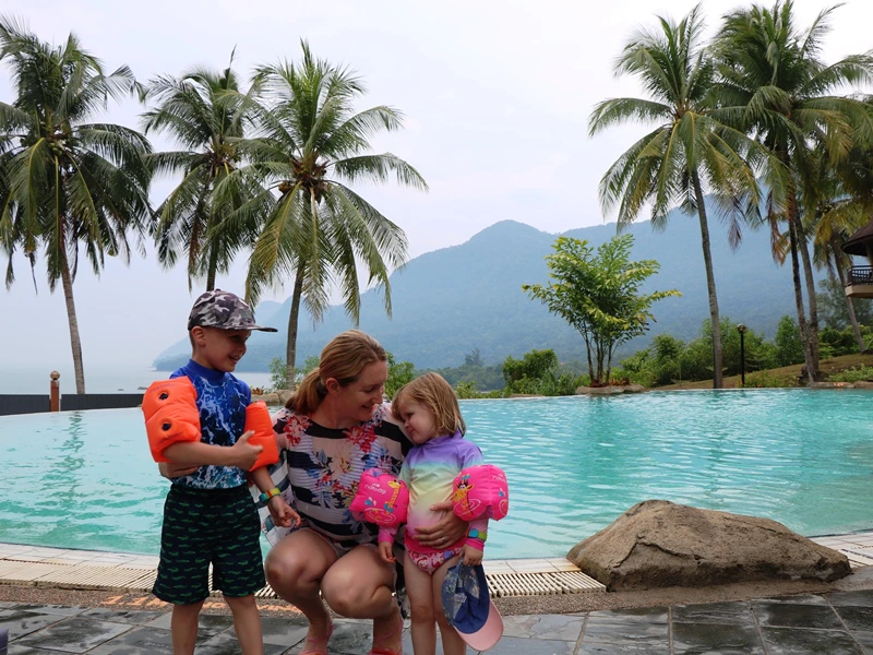 Familie am Pool bei Damai, Malaysia