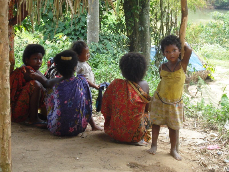 Kinder im Dschungeldorf in Malaysia