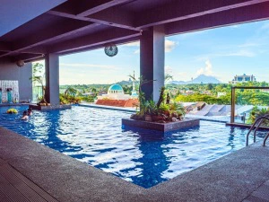 Pool im Kuching Hotel, Borneo