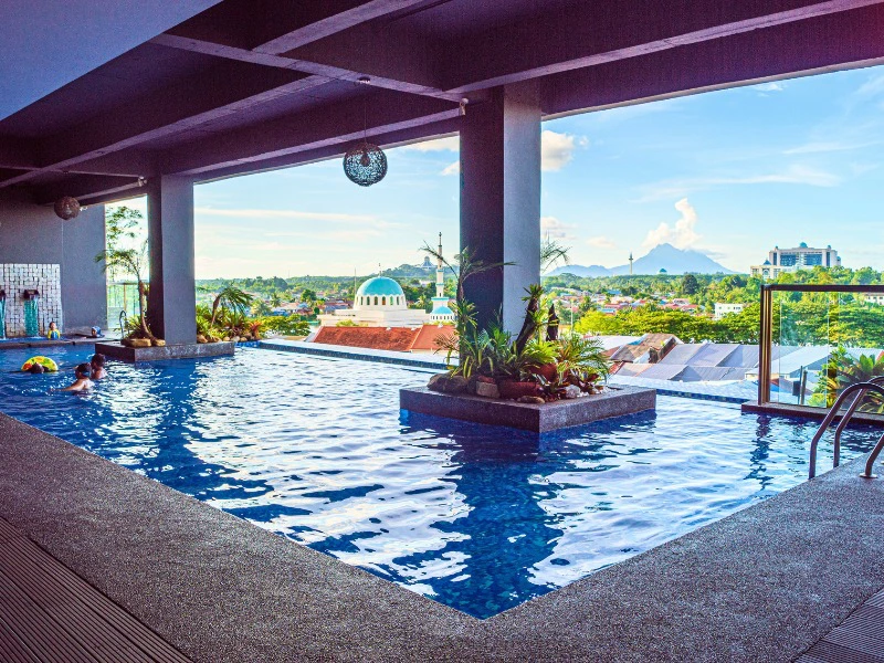 Pool im Kuching Hotel, Borneo