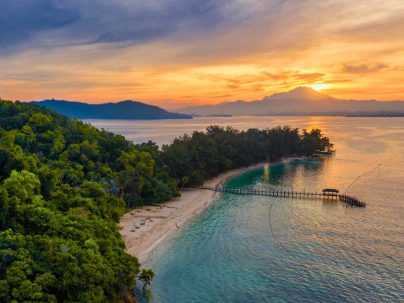 Manukan Island vor der Küste Borneos bei Sonnenuntergang