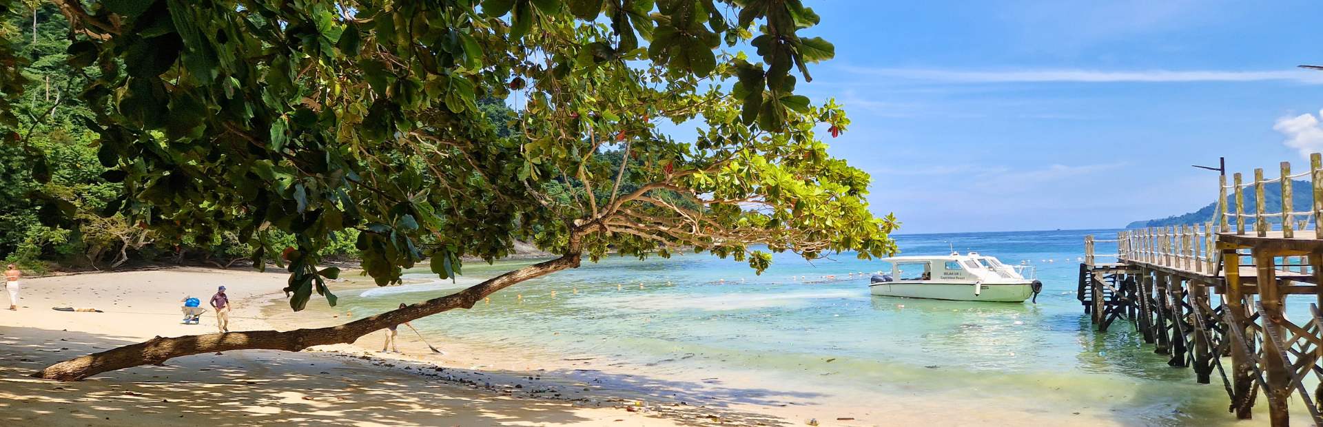 Steg mit Boot am Strand von Pulau Gaya, Borneo