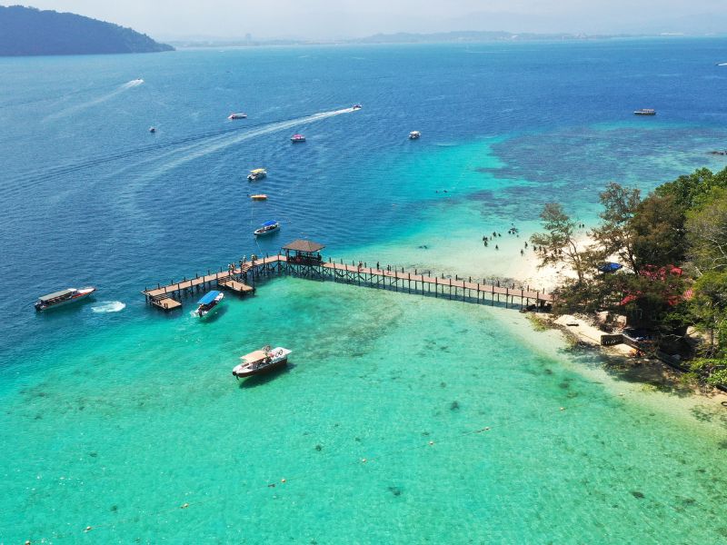 Steg im blauen Meer vor Manukan Island