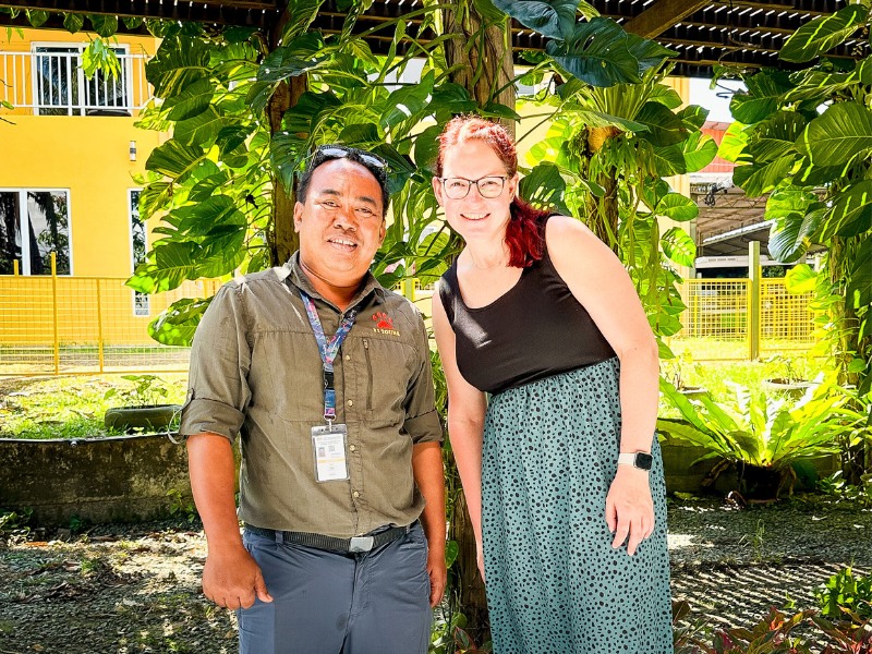 Tourist mit Guide in Sukau, Borneo