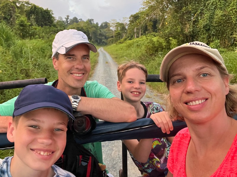 Familie im Jeep im Tabin Wildlife Reserve, Borneo