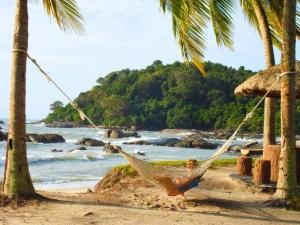 Frau liegt in Hängematte am Damai Beach, Borneo