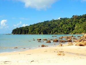 Strand auf der Damai Halbinsel bei Kuching auf Borneo