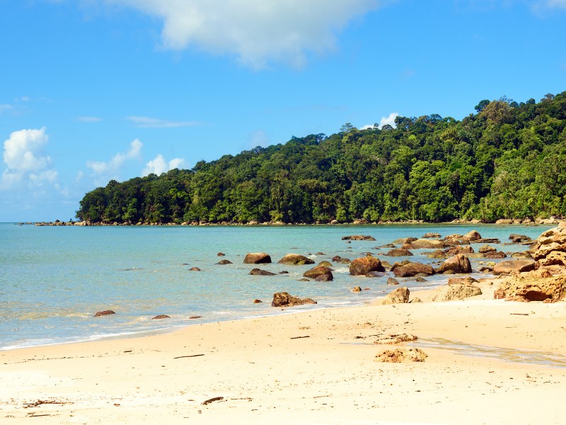 Strand auf der Damai Halbinsel bei Kuching auf Borneo