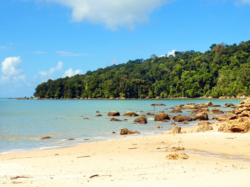Strand auf der Damai Halbinsel bei Kuching auf Borneo