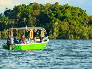 Boot auf dem Santubong Fluss auf Borneo