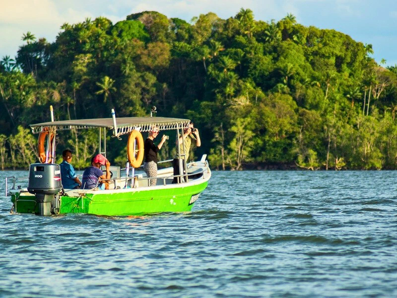 Boot auf dem Santubong Fluss auf Borneo