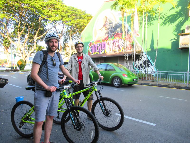 Touristen bei einer Fahrradtour in Kuching auf Borneo