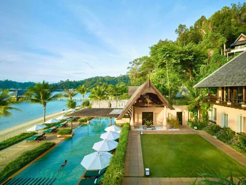 Hotel mit Pool auf Pulau Gaya, Borneo
