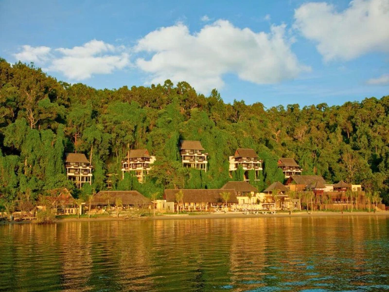 Hotel am Strand von Pulau Gaya, Borneo