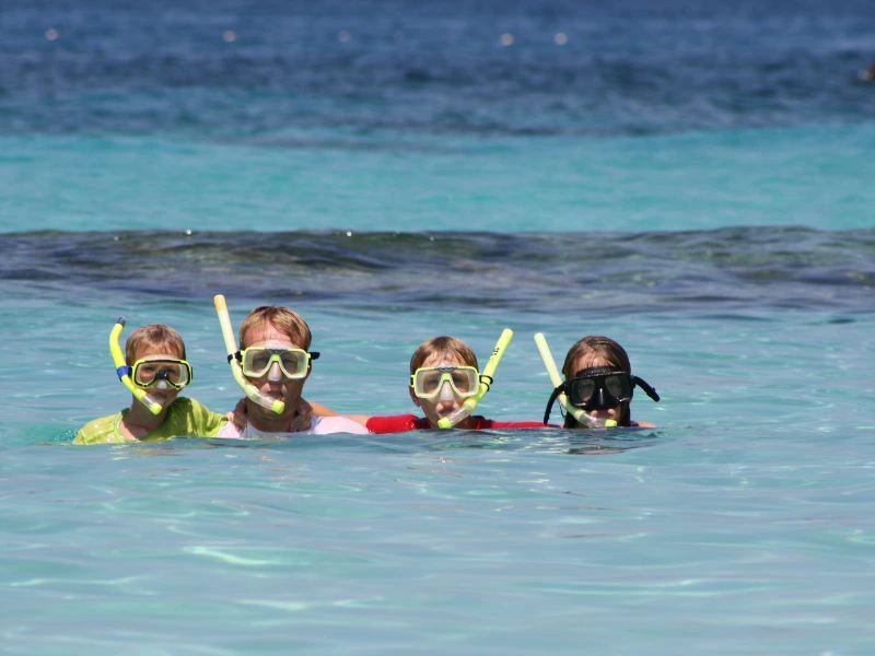 Kinder beim Schnorcheln in Malaysia