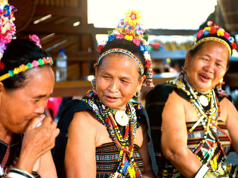 Frauen des Iban Stamm auf Borneo