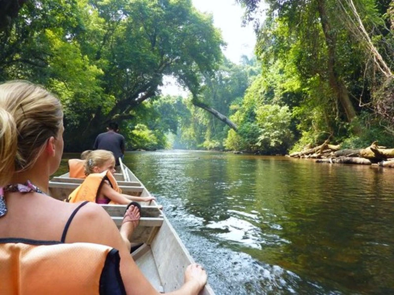 Familie in einem boot im Taman Negara, Malaysia