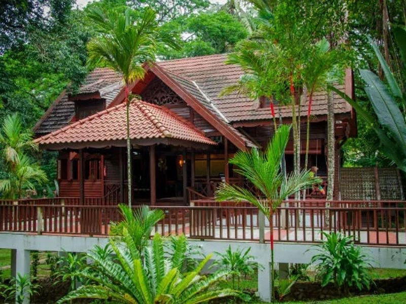 AuĂźenansicht vom Hotel in Taman Negara
