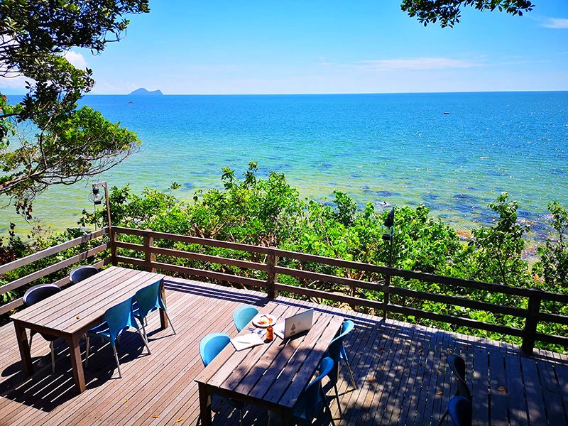 Restaurant im Freien mit Blick aufs Meer in Semenggoh