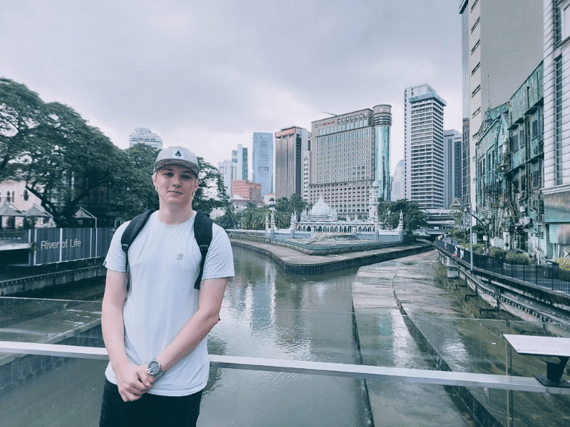 Reisespezialist Leon vor einer Skyline