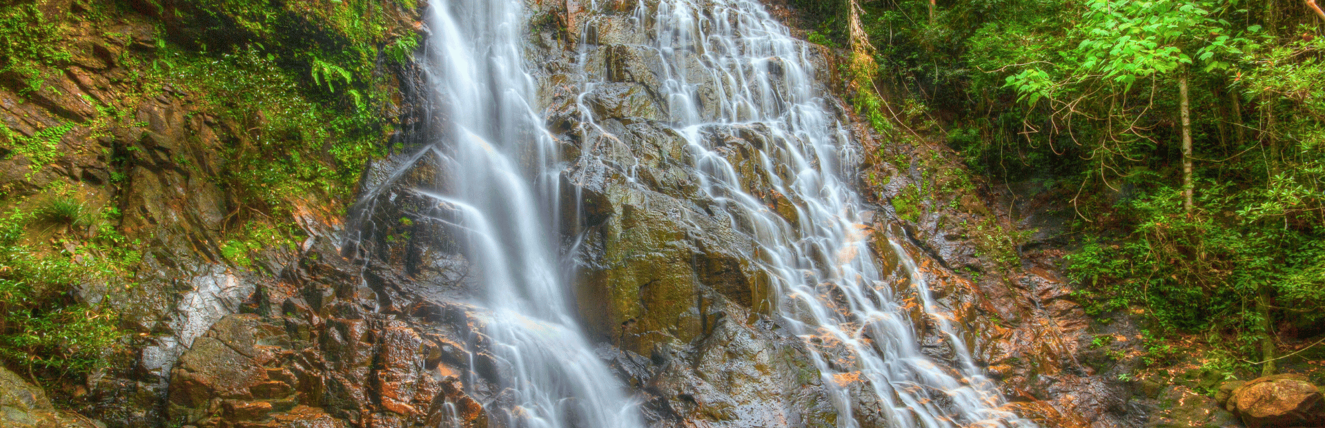 Wasserfall im Endau Rompin Nationalpark in Malaysia