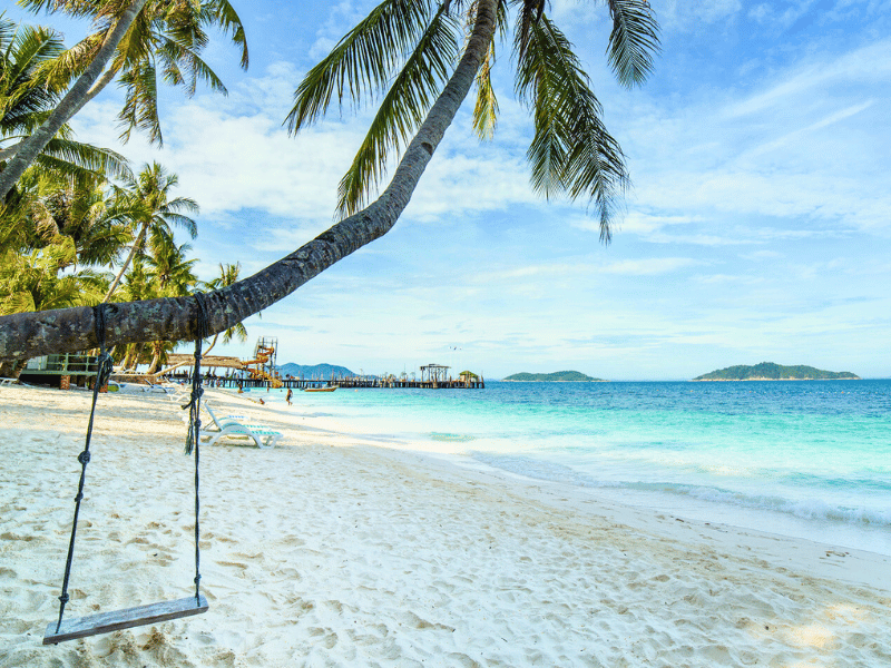 Strand und Palme mit Schaukel auf Rawa Island, Malaysia
