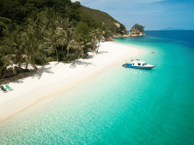 Boot am Strand von Pulau Rawa, Malaysia