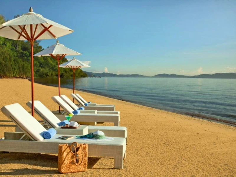 Hotelstrand auf Pulau Gaya, Borneo