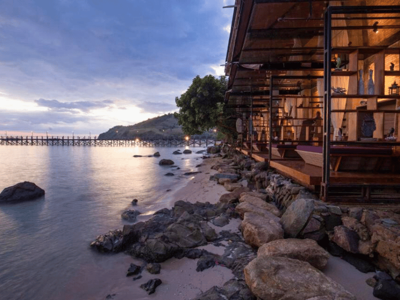 Hotelmassagebereich am Meer in Labuan Bajo auf Komodo