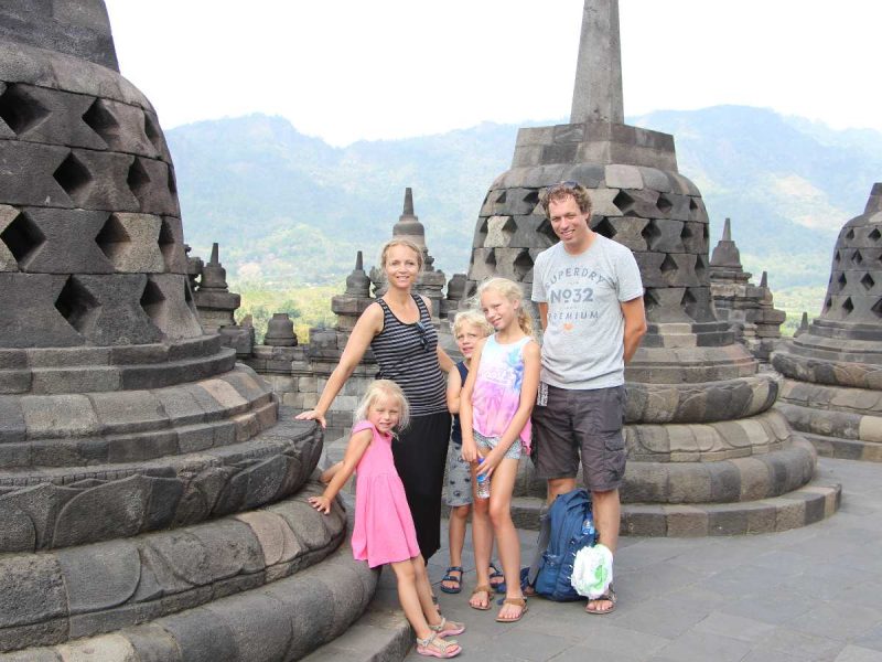 Familie am Borobudur Tempel auf Java