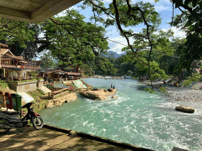 Hotelanlage am Fluss in Bukit Lawang auf Sumatra