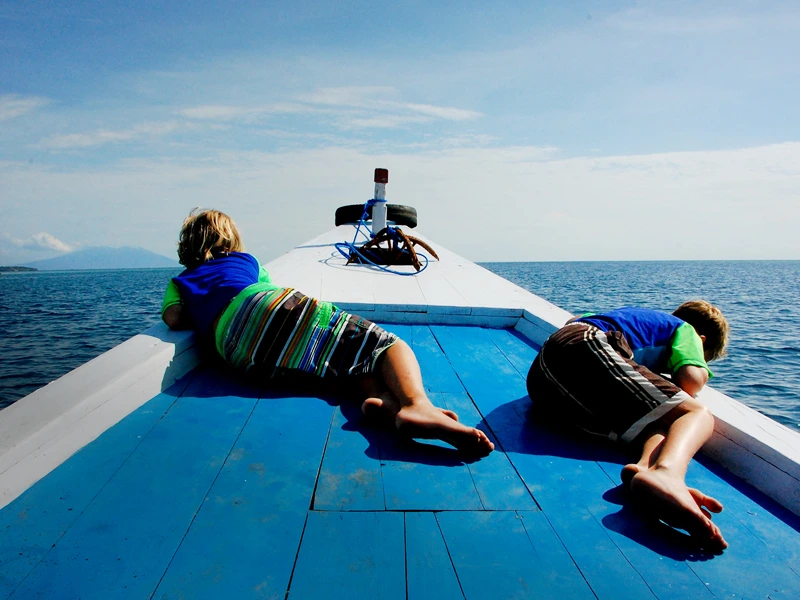 Zwei Kinder mit Schwimmwesten auf einem Boot in Indonesien