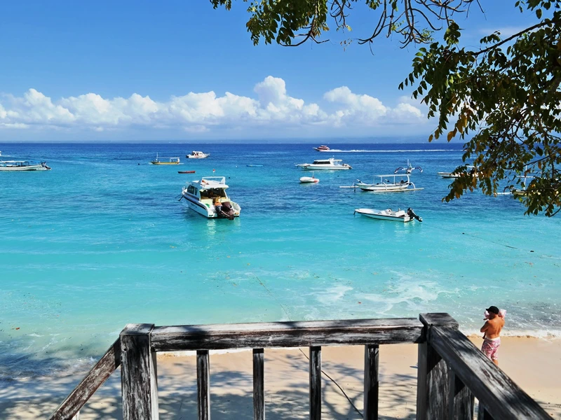 Boote in einer Bucht in Indonesien