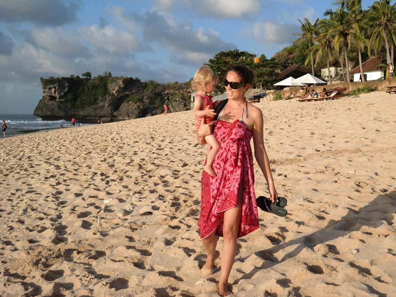 Frau mit Kind am Strand in Indonesien
