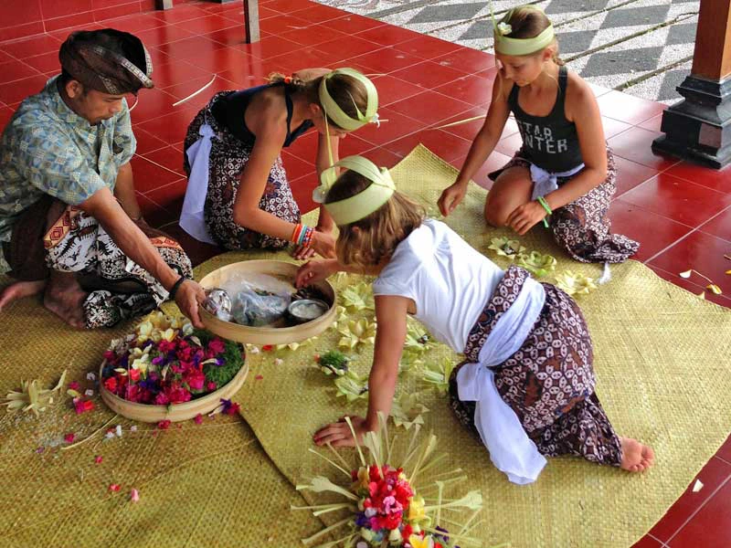 Reisende bereitet mit den Einheimischen eine Opfergabe vor