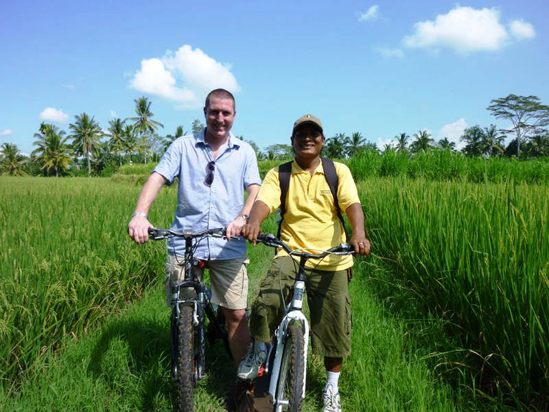 Reisender und Guide bei der Radtour in Ubud auf den Reisterrassen