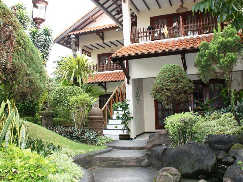 Hotelgarten in Yogyakarta in Indonesien