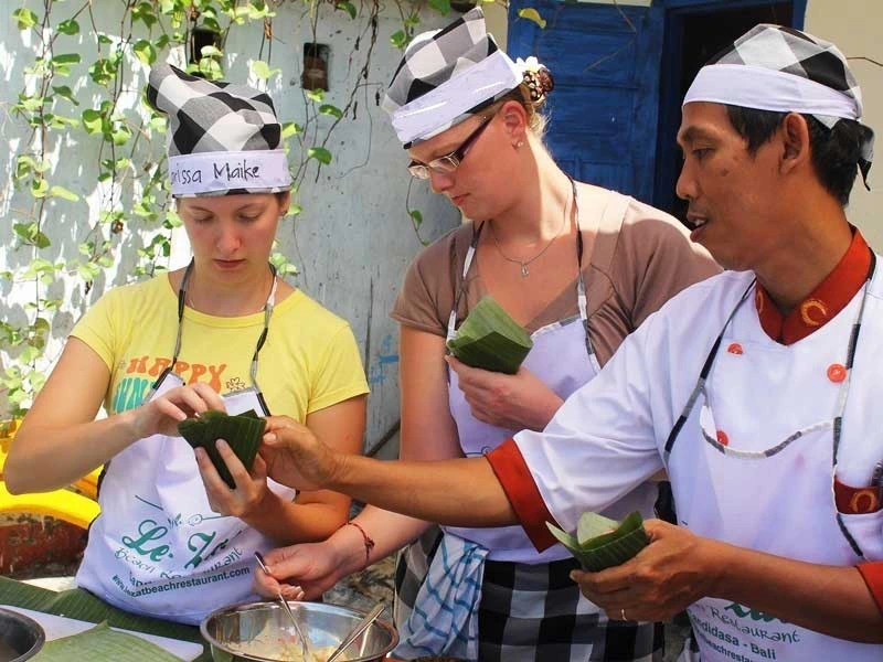 Familien kochen zusammen in Candidasa